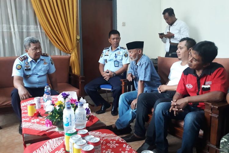 Warga Jember saat melakukan audiensi dengan Kalapas Kelas II A Jember 