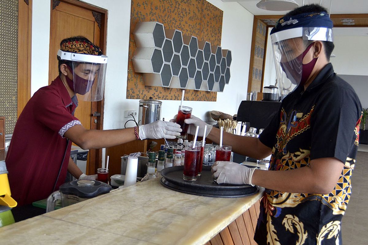 Foto dirilis Minggu (20/9/2020), memperlihatkan pekerja mengenakan alat pelindung wajah saat menyiapkan minuman di restoran hotel sesuai ketentuan sertifikasi fasilitas wisata di Nusa Dua. Keseriusan penerapan berbagai protokol kesehatan di Bali ditargetkan dapat menekan angka penyebaran Covid-19 sehingga mampu membangun kepercayaan wisatawan untuk mengunjungi Pulau Dewata kembali.