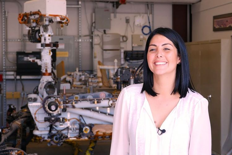 Diana Trujillo, direktur penerbangan misi NASA di Mars dengan robot nirawak penjelajah Perseverance.