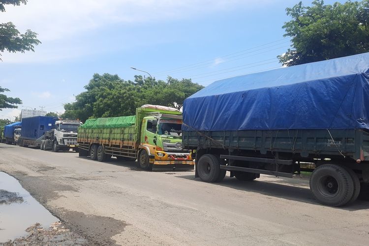 Kondisi jalan di jalur Pantura Pati-Rembang yang mengalami kemacetan panjang pada Jumat (3/3/2023)