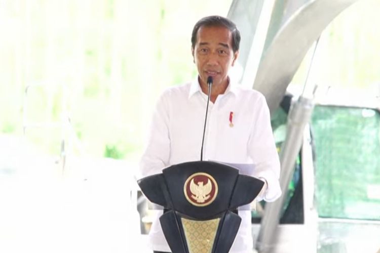 Presiden Joko Widodo saat melakukan groundbreaking atau peletakan batu pertama pembangunan Hotel Jambuluwuk Nusantara yang berada di kawasan Ibu Kota Negara (IKN), Penajam Paser Utara, Kalimantan Timur, Rabu (17/1/2024).