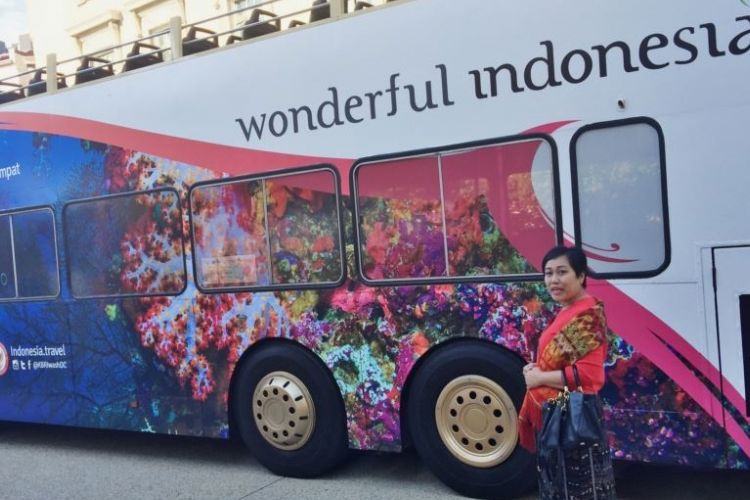 Sebuah bus double decker berada di pelataran parkir Kedutaan Besar Republik Indonesia di Washington DC dalam rangka peluncuran Kampanye Pariwisata Wonderful Indonesia, Jumat 6 Oktober 2017. 

