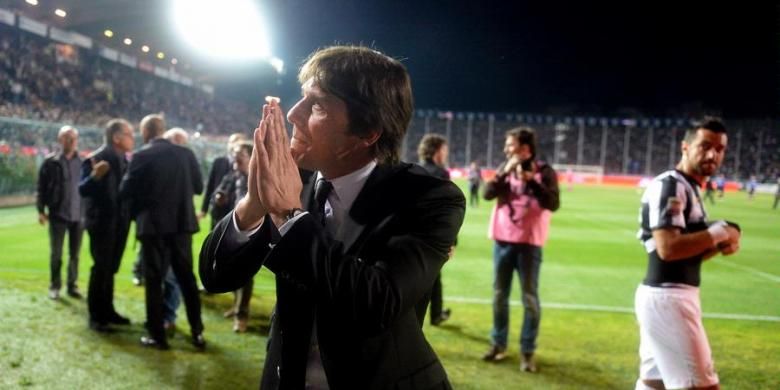 Suporter Juventus dan Atalanta berselisih, sehingga laga Serie-A antara kedua tim tersebut tertunda selama sekitar sepuluh menit, Rabu (8/5/2013). Tampak pelatih Juventus, Antonio Conte, meminta suporter timnya untuk tenang. 