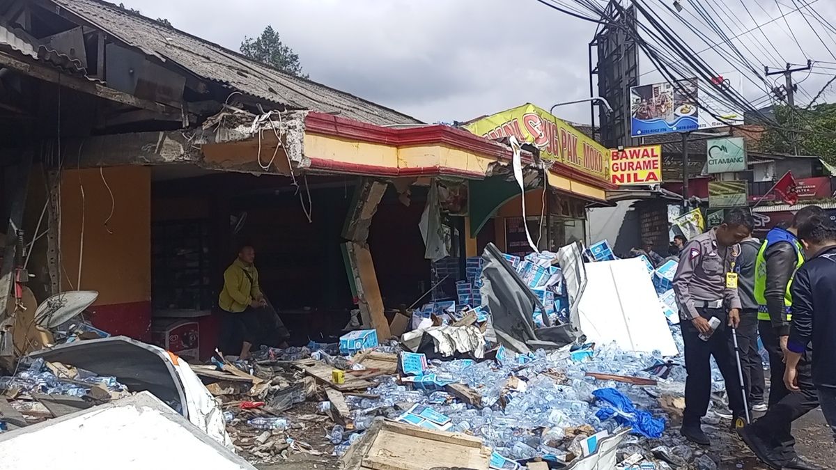 Sedang Makan Bakso, Ibu dan Anak Selamat Saat Kecelakaan Beruntun di Puncak Bogor