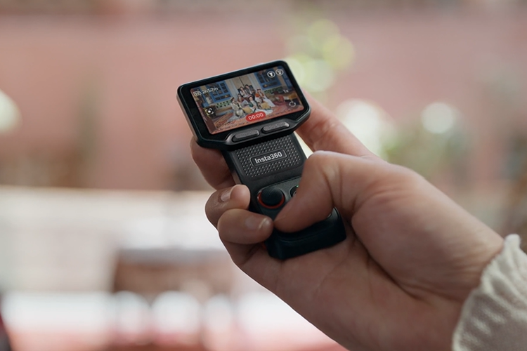 Ilustrasi layar Insta360 Luna Ultra yang bisa dilepas pasang.