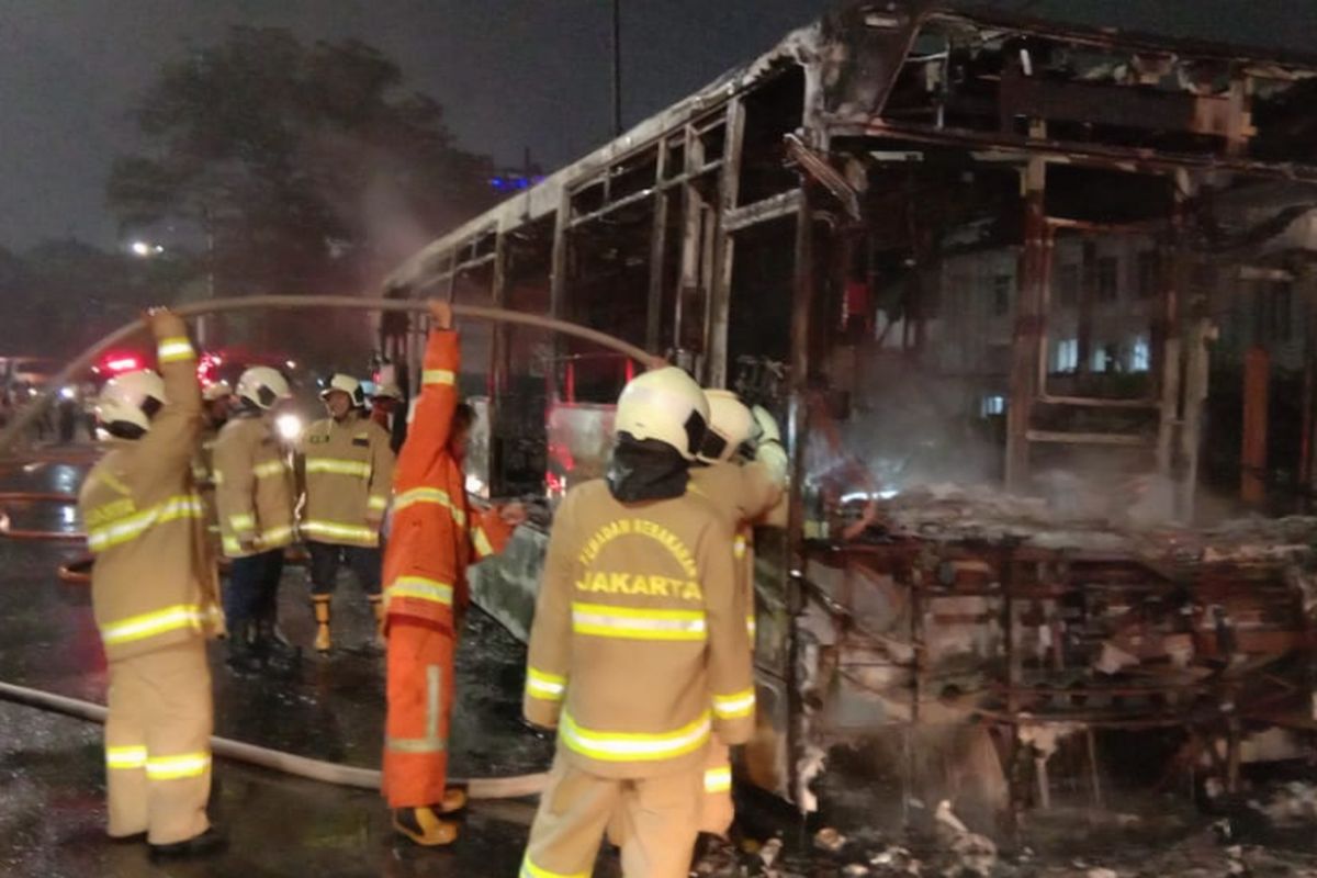 Sebuah bus transjakarta terbakar di depan Starbucks, Jalan Pos No.2, Pasar Baru, Sawah Besar, Jakarta Pusat, Senin (18/2/2019) pukul 20.33 WIB. 
