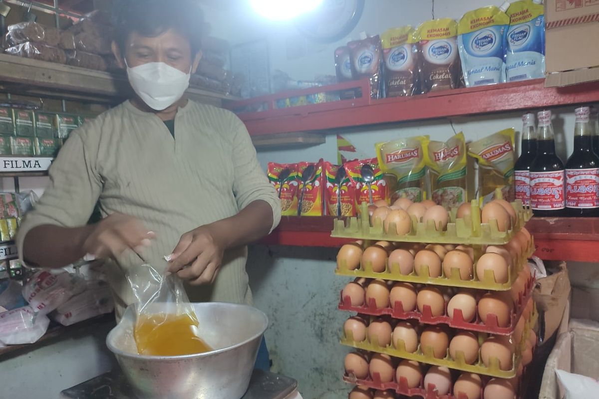 Pedagang sembako di Pasar Manis Purwokerto, Kabupaten Banyumas, Jawa Tengah, Selasa (16/5/2023).