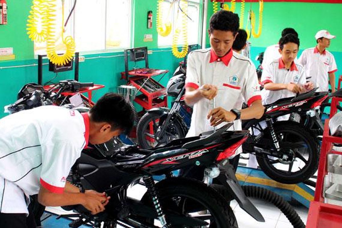 Siswa SMK jurusan Teknik Sepeda Motor (TSM) Astra Honda melakukan praktek di laboratorium TSM Astra Honda.