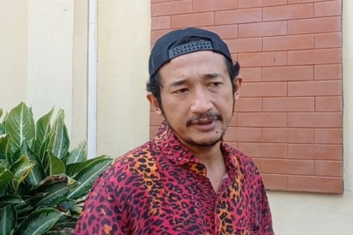 Komedian Isa Wahyu Prastantyo atau Isa Bajaj meminta pelaku terduga kekerasan terhadap anaknya saat sang anak bermain di alun alun Magetan untuk bertanggung jawab. Korban mengalami luka berdarah pada bagian sensitif usai mengalami kekerasan dari terduga yang digambarkan pria berkacamata.