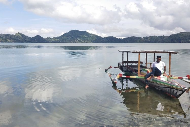 Danau Vulkanik Belerang Sano Nggoang, Desa Sano Nggoang, Kecamatan Sano Nggoang, Kabupaten Manggarai Barat, Flores, NTT, Selasa, (11/10/2022). (KOMPAS.com/MARKUS MAKUR)