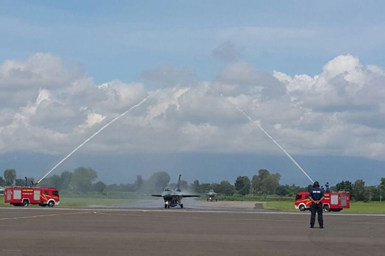 Mandikan-Dua unit mobil pemadam kebakaran memandikan  satu persatu pesawat tempur F16 hibah Pemerintah Amerika Serikat yang diberikan kepada TNI AU di Lanud Iswahjudi Magetan, Rabu ( 28/2/2018).