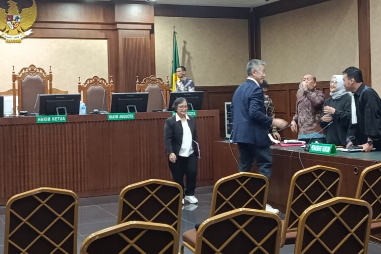 Direktur Keuangan PT Petro Energy (PT PE) Susy Mira Dewi Sugiarta saat sidang di Pengadilan Tipikor Jakarta Pusat, Jumat (15/8/2025)