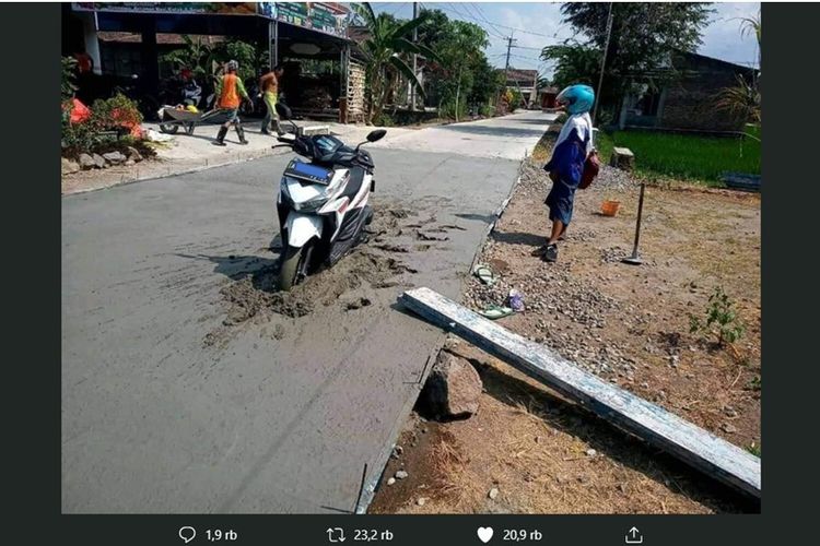 Tangkapan layar sepeda motor yang terjebak dalam beton yang masih basah