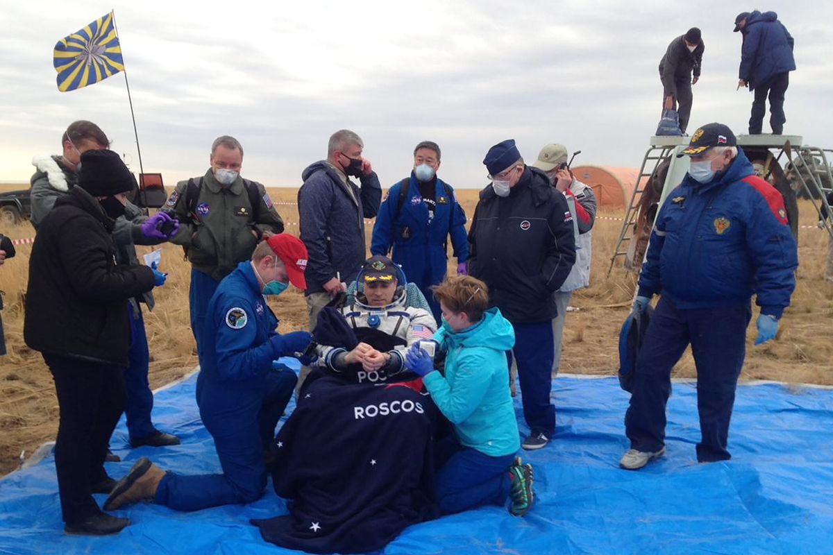 Astronot Chris Cassidy, sesaat setelah berhasil mendarat di Bumi dengan selamat. Selama 6 bulan, para astronot ini menjalankan misi di Stasiun Luar Angkasa Internasional (ISS).