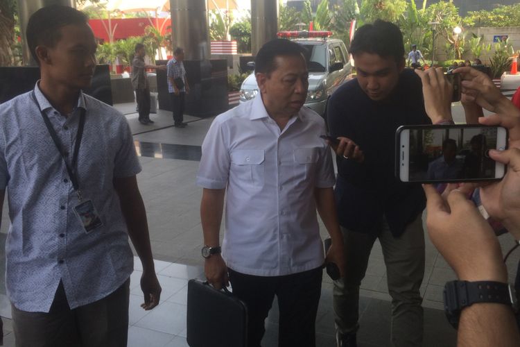 Mantan Anggota DPR RI Setya Novanto tiba di Gedung Merah Putih KPK, Jakarta, Senin (27/8/2018).untuk periksa sebagai saksi kasus kesepakatan kontrak kerja sama pembangunan PLTU Riau-1 di Provinsi Riau.