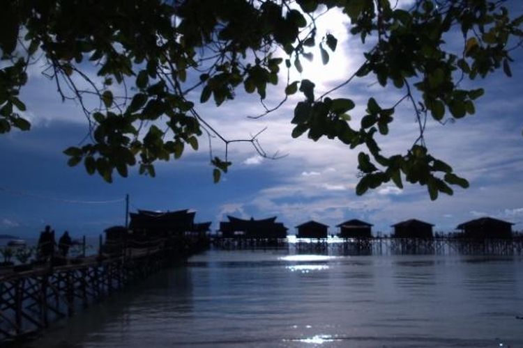 Pemandangan Pantai Maratua. Pulau Maratua adalah salah satu pulau terluar di Indonesia.

