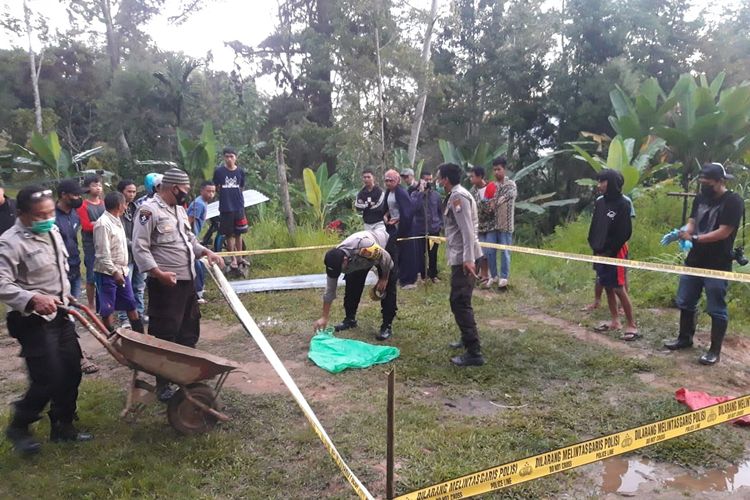 Unit Identifikasi Polres Tana Toraja bersama personel Polsek Mengkendek mendatangi TKP kejadian Penemuan Mayat yang diduga seorang bayi yang ditemukan tergeletak di halaman rumah dengan kondisi tubuh tidak utuh lagi di Kelurahan Rantekalua, Kecamatan Mengkendek, Tana Toraja, Senin (04/04/2022).