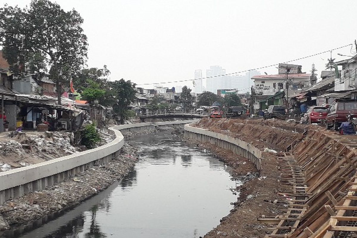 Dinas Sumber Daya Air (SDA) DKI Jakarta melalukan normalisasi Kali Gogol di Jalan Palmerah I atau jalan inspeksi, Jakarta Barat pada Selasa (25/9/2018).