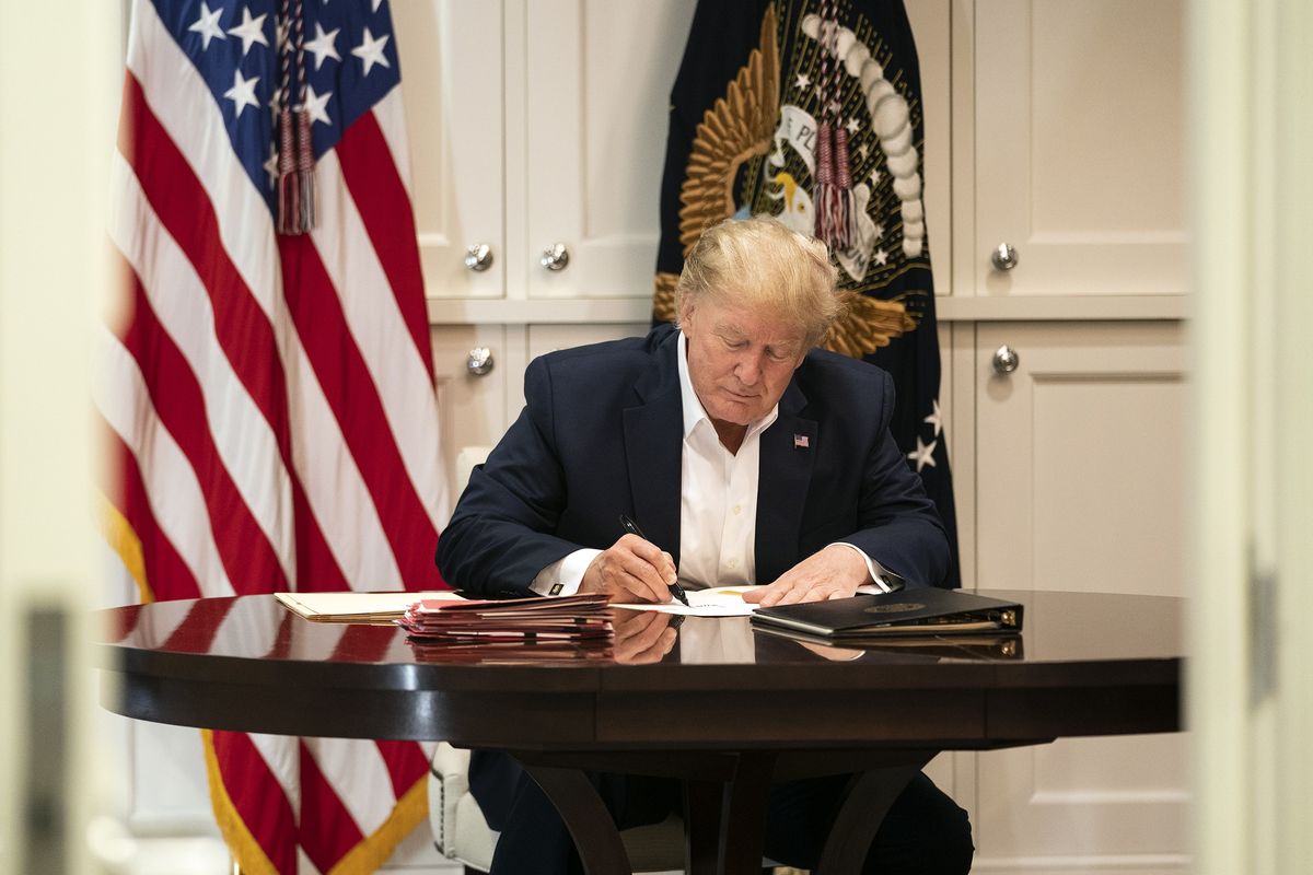 Foto yang dirilis Gedung Putih menunjukkan Presiden Amerika Serikat Donald Trump bekerja dari Presidential Suite di Walter Reed National Military Medical Center, Bethesda, AS, 3 Oktober 2020, setelah dinyatakan positif Covid-19.