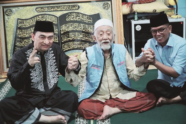 Ulama besar asal Banten Abuya Muhtadi menyatakan dukungannya kepada Calon Gubernur Banten dan Wakil Gubernur Banten, pasangan Andra Soni-Dimyati Natakusumah saat menerima kunjungan keduanya di kediamannya di Cidahu, Cadasari, Pandeglang, Selasa, (24/9/2024) pagi.