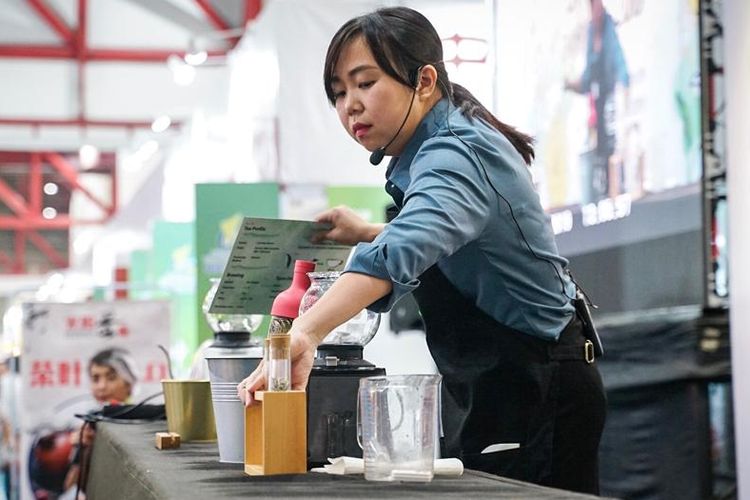 Pemenang Kompetisi Menyeduh Teh Indonesia (Indonesia Tea Brewing Competition/ITBC)  2019 , Lydia Natalia.  