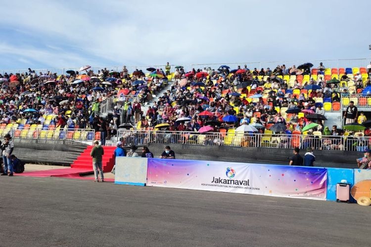 Para pengunjung Jakarnaval 2022 yang digelar di Jakarta International E-Prix Circuit, Ancol, Jakarta Utara, pada Minggu (14/8/2022).