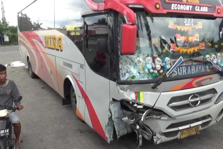 TABRAK—Inilah kondisi bus PO Mira usai menabrak pemotor hingga meninggal dunia di ruas jalan nasional Surabaya-Madiun di Desa Pajaran, Kecamatan Saradan, Kabupaten Madiun, Jawa Timur, Jumat (12/2/2021)