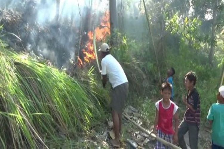 Pulau Battoa yang dihuni ratusan kepala keluarga di Kecamatan Binunag, Polewali Mandar, Sulawesi Barat, terbakar. Warga yang panik berjibaku padamkan api secara manual.