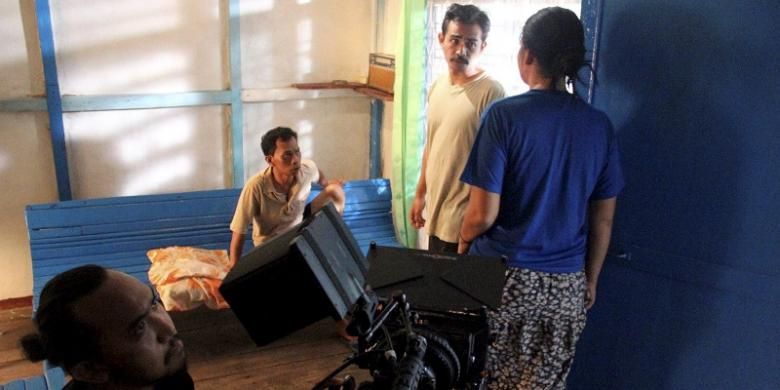 Proses pembuatan film Wiji Thukul di salah satu sudut Kota Pontianak, Kalimantan Barat, Rabu (6/4). Film itu dibikin sebagai upaya melawan lupa.