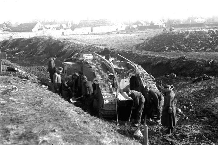 I. Weltkrieg 1914-1918
Tank-Bergungskommando bei Bourlon