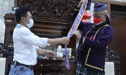 Dapat Kejutan, Ganjar Pranowo Terima Baju Adat dari Masyarakat Tobelo