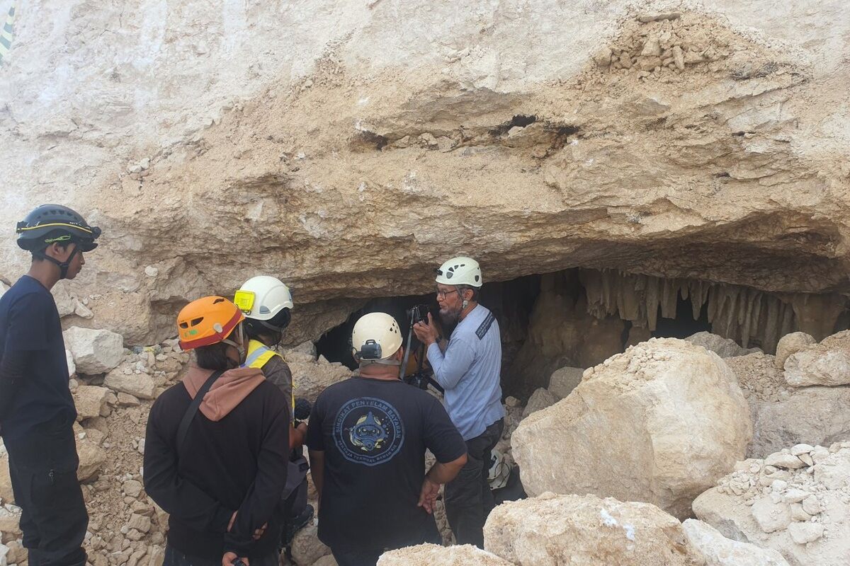 Guru Besar Bidang Ilmu Geomorfologi Fakultas Geografi UGM Prof Eko Haryono (helm putih kaos abu-abu) melakukan penelitian terhadap goa yang ditemukan saat pembangunan Jalur Jalan Lintas Selatan (JJLS) di Kalurahan Planjan, Saptosari, Gunungkidul. Rabu (23/10/2024)