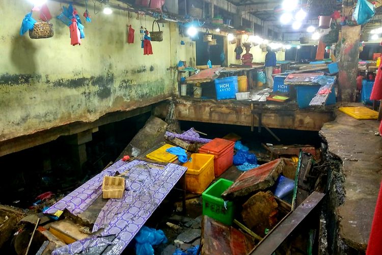 Lantai Pasar Baru II Tanjungpinang ambruk, Minggu (20/2/2022) malam. Barang-barang pedagang ikut terjun ke laut.
