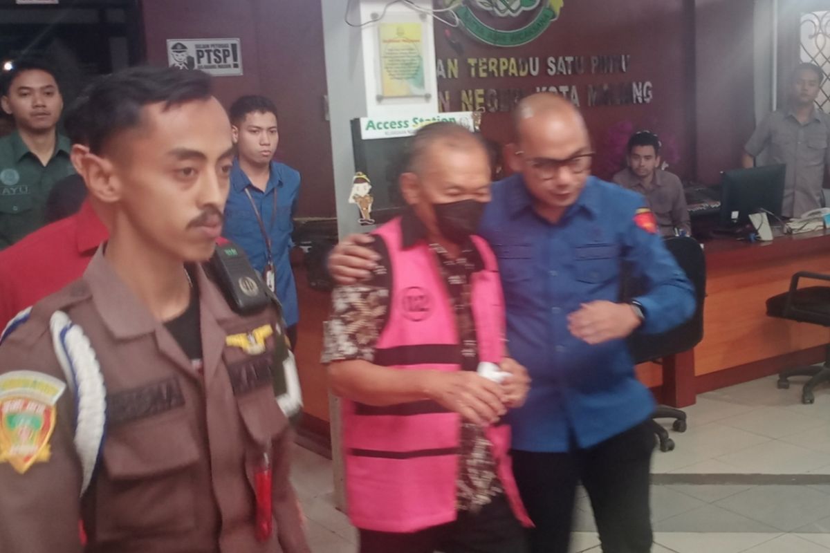 Handoko (77), warga Kelurahan Oro-Oro Dowo, Kota Malang sebagai tersangka dugaan korupsi sewa lahan aset Pemkot Malang pada Kamis (20/3/2025). 