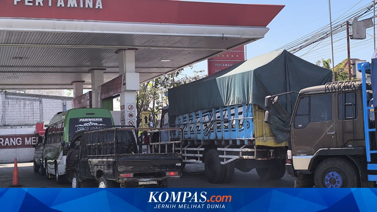 Berjam-jam Antre Solar di SPBU Pamekasan, Sopir Truk: Pendapatan Kami Menurun