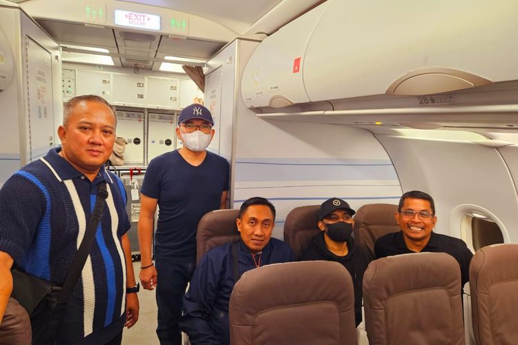 Asisten pidana khusus dan tim kejaksaan Tinggi Papua Barat mengawal buronan korupsi Rendi Firmansyah saat berada didalam pesawat dari Jakarta menuju Manokwari 