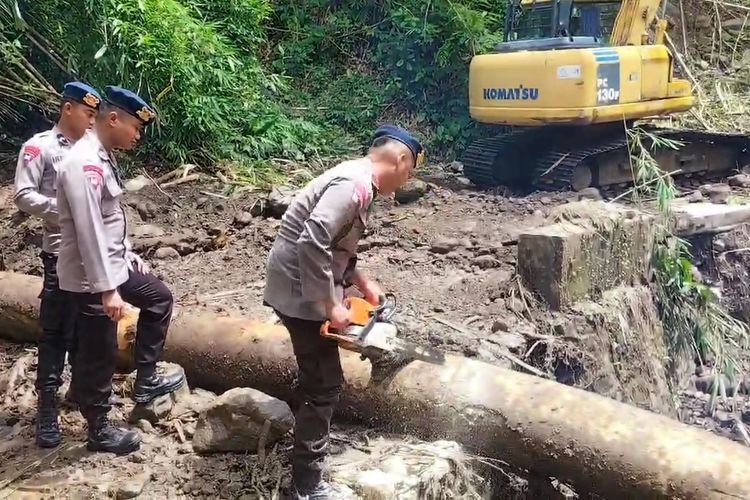 Tim SAR Brimob DETASEMEN B Polda Sulsel Kota Parepare, Bersihkan Material longsor di Enrekang *** Local Caption *** kabupaten Enrekang Sulawesi Selatan