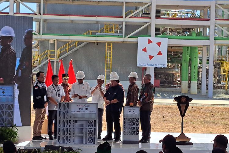 Presiden Joko Widodo meresmikan pabrik amonium nitrat di Bontang Kalimantan Timur.
