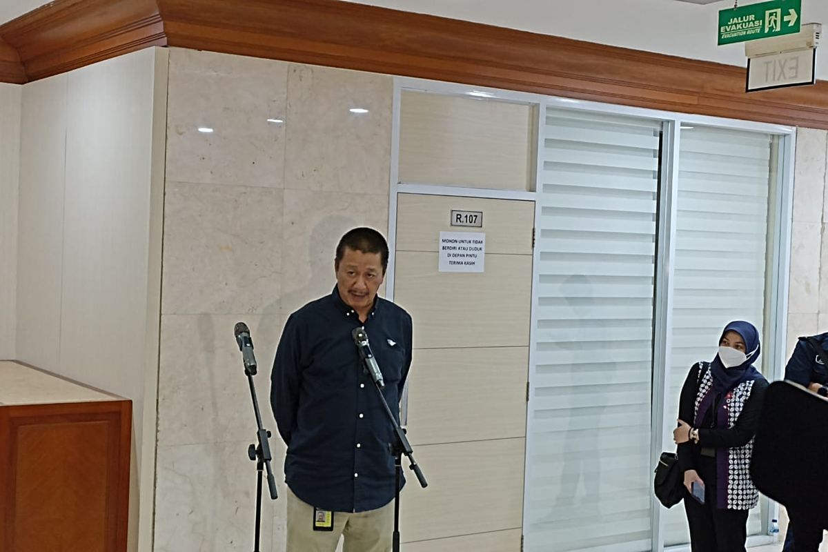 Direktur Utama PT Garuda Indonesia (Persero) Tbk, Irfan Setiaputra pasca rapat Panja dengan Komisi VIII DPR RI di Kompleks Parlemen, Senayan, Jakarta, Selasa (14/2/2023). 