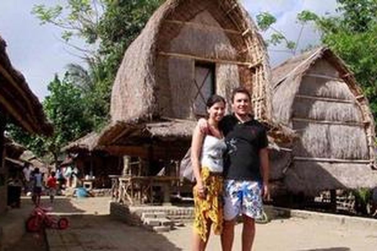 Wisatawan mancanegara berfoto di depan rumah Alang yang berfungsi sebagai lumbung padi, di dusun Sade, Desa Rembitan, Lombok Tengah, Nusa Tenggara Barat, Jumat (8/7/2011). Dusun Sade merupakan salah satu dusun yang dihuni oleh suku Sasak, dan terkenal sebagai sentra penghasil kerajinan tenun khas Lombok. 