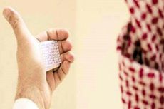 Pria Saudi Temukan Contekan Berusia 20 Tahun di Dalam Telinganya
