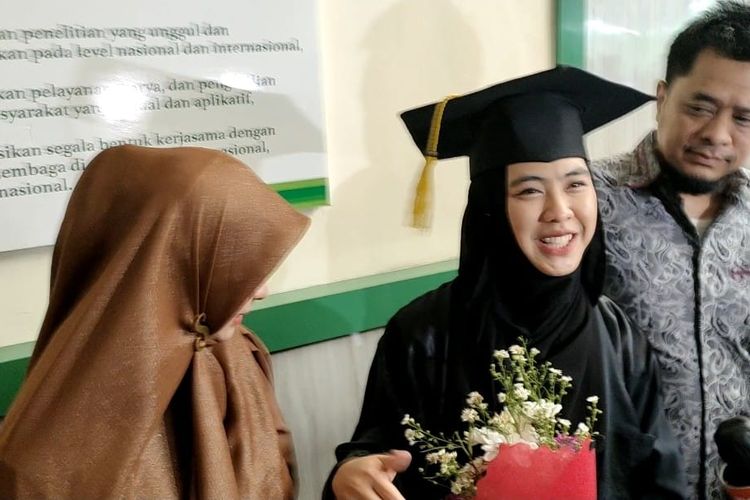 Artis peran Oki Setiana Dewi dan suaminya, Ory Vitrio, saat ditemui di Institut Perguruan Tinggi Ilmu Al-Quran, Lebak Bulus, Jakarta Selatan pada Selasa (1/11/2022).