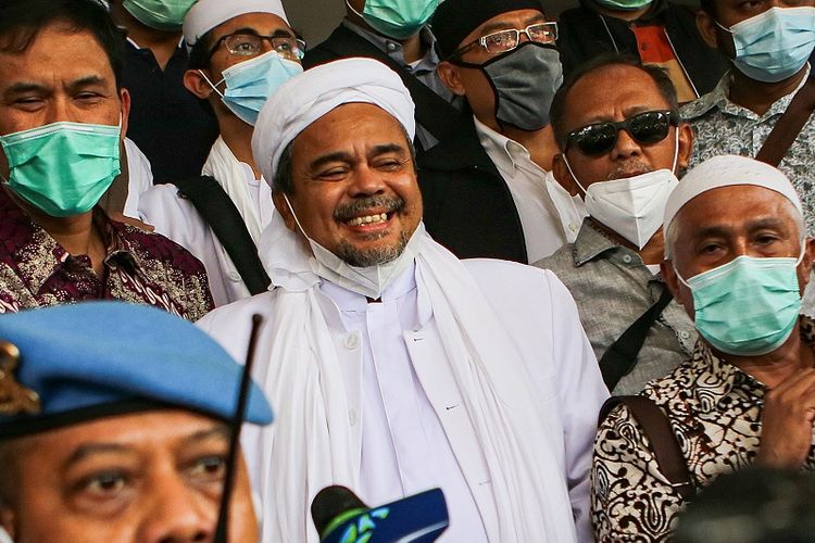 Rizieq Shihab (tengah) bersiap menjalani pemeriksaan di Mapolda Metro Jaya, Jakarta, Sabtu (12/12/2020). Rizieq Shihab tiba di Mapolda Metro Jaya untuk diperiksa sebagai tersangka kasus pelanggaran protokol kesehatan terkait kerumunan di Petamburan, Tanah Abang, Jakarta pada 14 November lalu. ANTARA FOTO/Fauzan/foc.