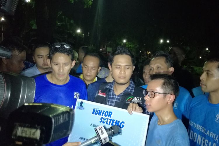 Sandiaga Uno (paling kiri) bersama perwakilan Aksi Cepat Tanggap dan komunitas @ruangsandi menggagas program donasi Run For Sulteng di Taman Suropati, Jakarta, Selasa (2/10/2018) malam.