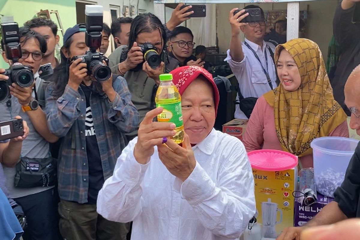 Risma dapat doorprize minyak goreng.