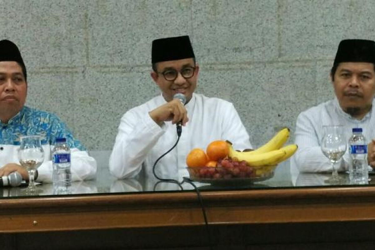 Bakal calon gubernur DKI Jakarta Anies Baswedan (tengah) di Masjid Sunda Kelapa, Menteng, Jakarta Pusat, Sabtu (1/10/2016) malam.