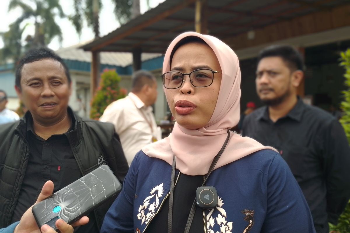 Ketua KPU Jabar Ummi Wahyu di Percetakan Gramedia Cikarang, Kabupaten Bekasi, Jawa Barat, Minggu (27/10/2024).