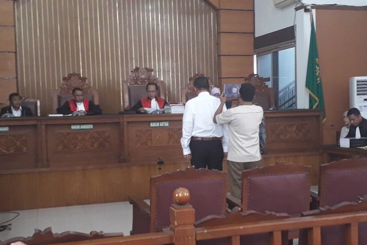 Dua orang saksi ahli disumpah sebelum memberi keterangan dalam sidang kasus penyebaran berita bohong atau hoaks dengan terdakwa Ratna Sarumpaet di Pengadilan Negeri Jakarta Selatan, Kamis (9/5/2019).