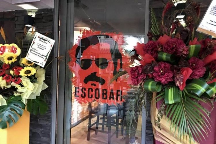 Bar bernama Escobar di Singapura ini menjadi masalah karena selain nama, mereka juga memasang logo gembong narkoba terbesar dunia asal Kolombia, Pablo Escobar.
