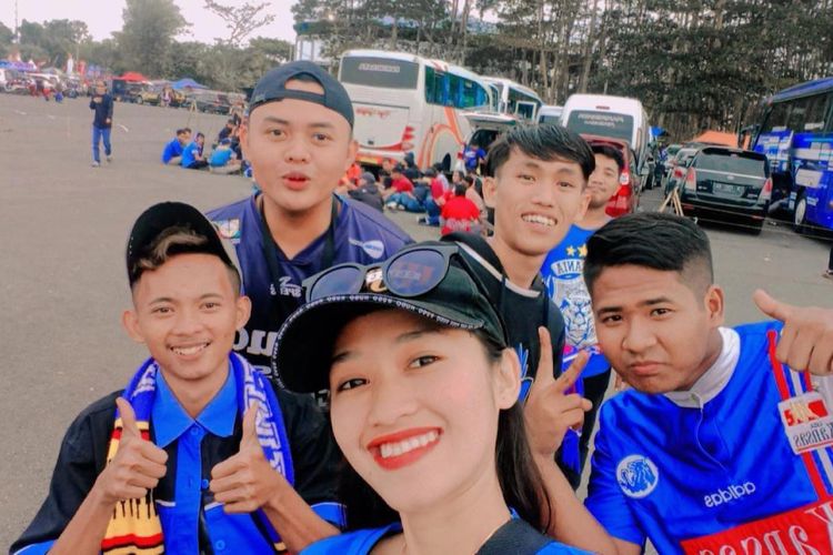 Abdul Muqit (di belakang, tidak bertopi) berfoto bersama sahabatnya Faiqotul Hikmah. Sang sahabat menjadi salah satu korban meninggal dalam tragedi Kanjuruhan.